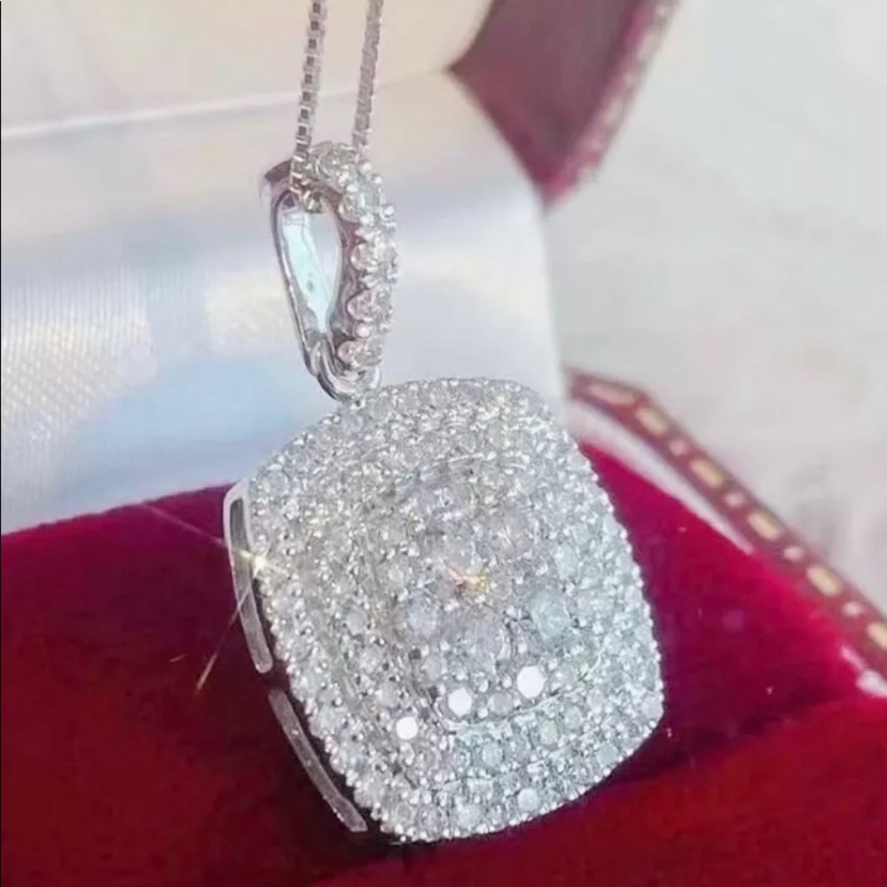 Beautiful Jewelry Cubic Zirconia Diamonds Sparkling Pendant Silver Necklace